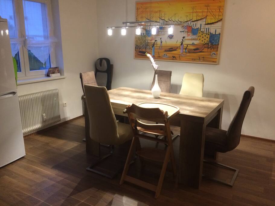 Esstisch ausziehbar, extra Stühle können noch von der Terrasse geholt werden