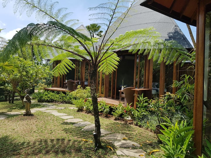 De unieke designhuisjes liggen op slechts een paar meter afstand van het villawuis. Gelegen in onze prachtige tuin.