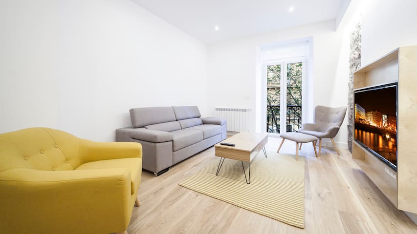 NEW Central Boutique Apartment 6 pax! gallery image 3