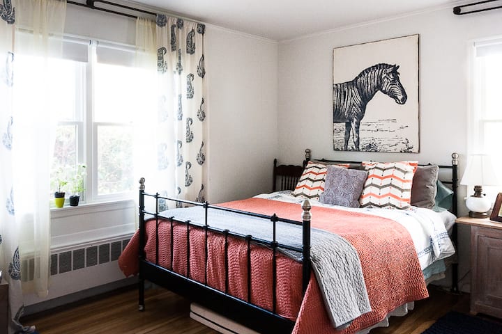 chumba cha kulala cha malkia kilicho na kitanda cha ukubwa wa mapacha #2