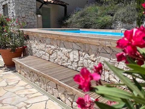Charming cottage 5km from Nice, swimming pool.