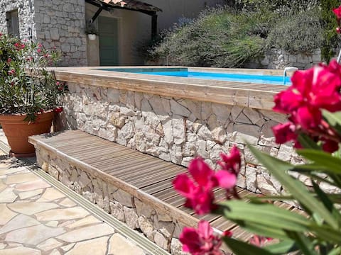 Charming cottage 5km from Nice, swimming pool.