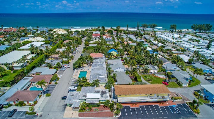 Boynton Beach Boutique Style 2 Steps To The Beach - Boynton Beach, FL