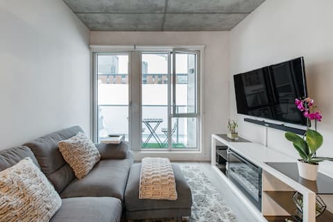 Stylish Condo in the Quartier Des Spectacles. Indoor Parking