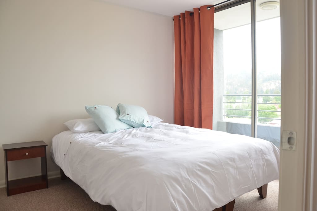 Dormitorio con cama matrimonial