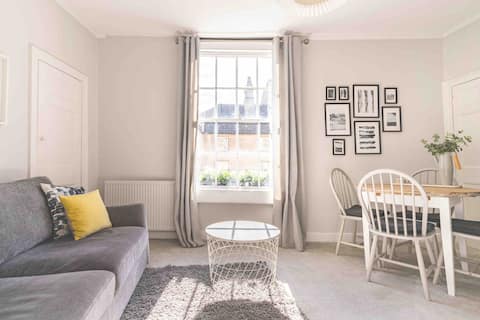 Superbly located city centre luxury, stylish home