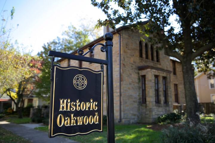 image of sign saying "Historic Oakwood"