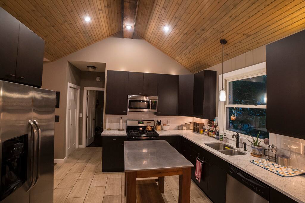 Vaulted wood ceiling, marble countertops, stainless steel appliances, gas oven, local coffee.