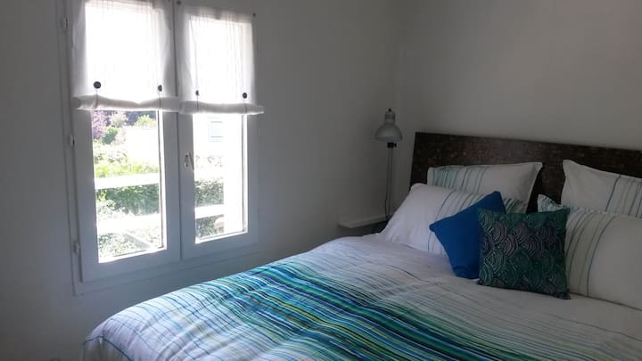 ห้องนอนใหญ่พร้อมเครื่องนอนใหม่ 160 X 200 เครื่องปรับอากาศแบบย้อนกลับได้แต่ละเครื่อง