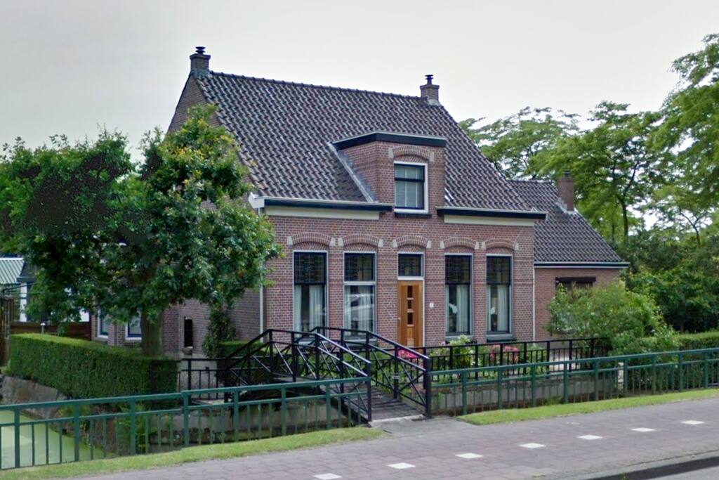 Fully detached house. B&B is located on the right side of the house.