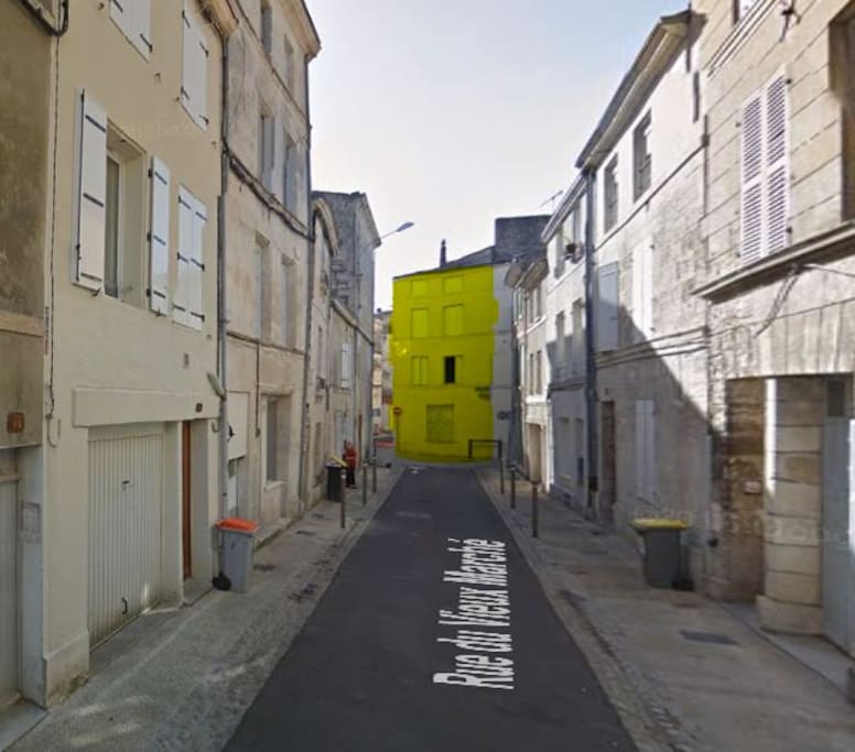 Rue pour aller à l'immeuble : continuer et traverser la rue devant l'immeuble pour accéder à la porte après le sens interdit.