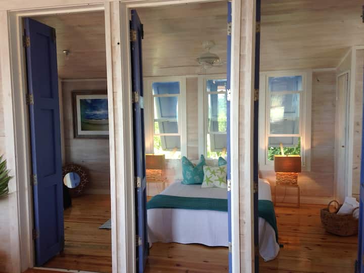 Naša izba má krásne drevené tóny a výhľad na tyrkysové more.