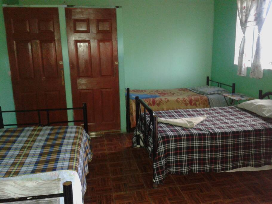 Habitación con 4 camas unipersonales.