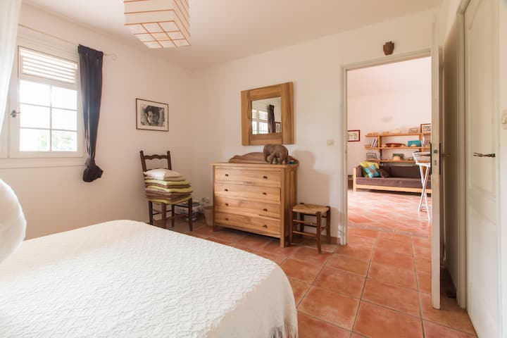 3 spálne, 3 kúpeľne.
Zariadená „príroda Bois“. Jednoduchá a funkčná výzdoba... 