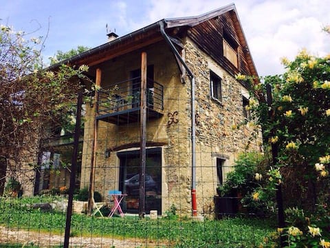 Studio  de charme équipé dans grange rénovée.