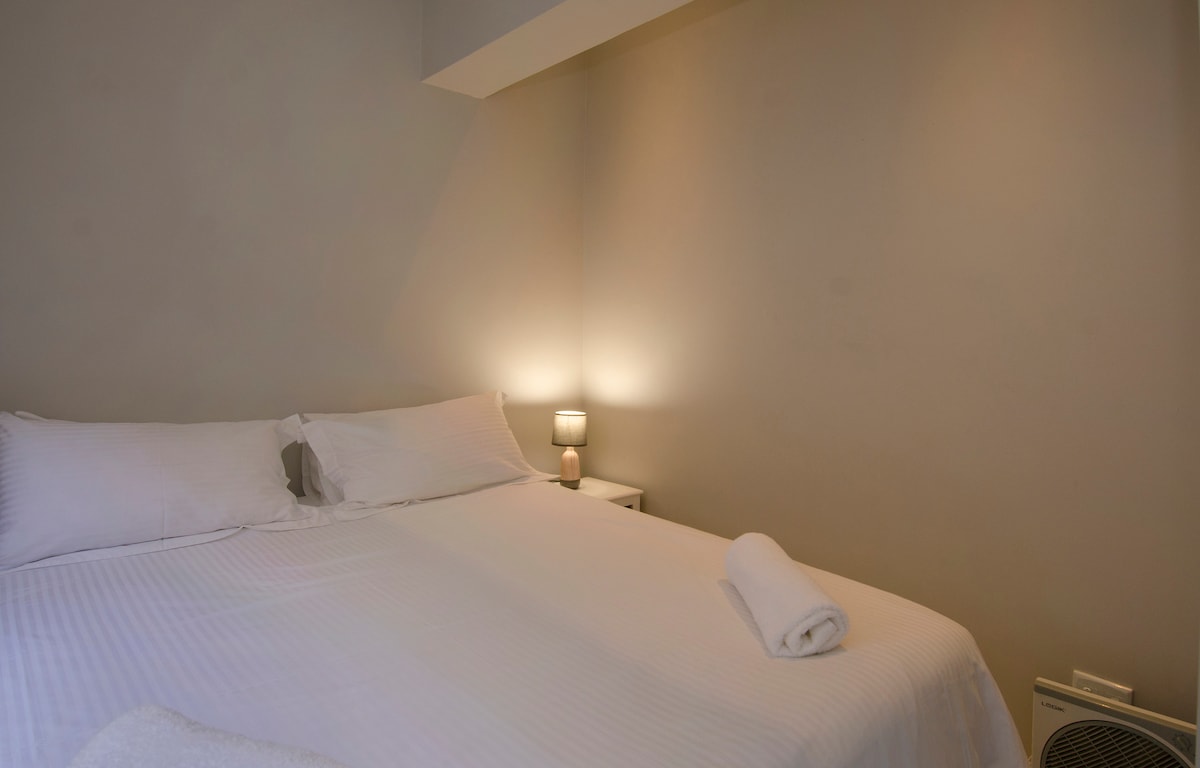 楼下卧室设有2米宽双人床。  卧室可以设置为加大双人床或两张单人床，只需告诉我们您想要什么！