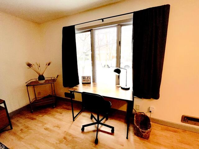 Spacious 4BR/2.5BA+Loft w Cable By Lux Life gallery image 5