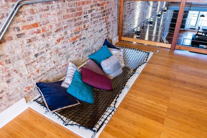 Viseća ležaljka na podu