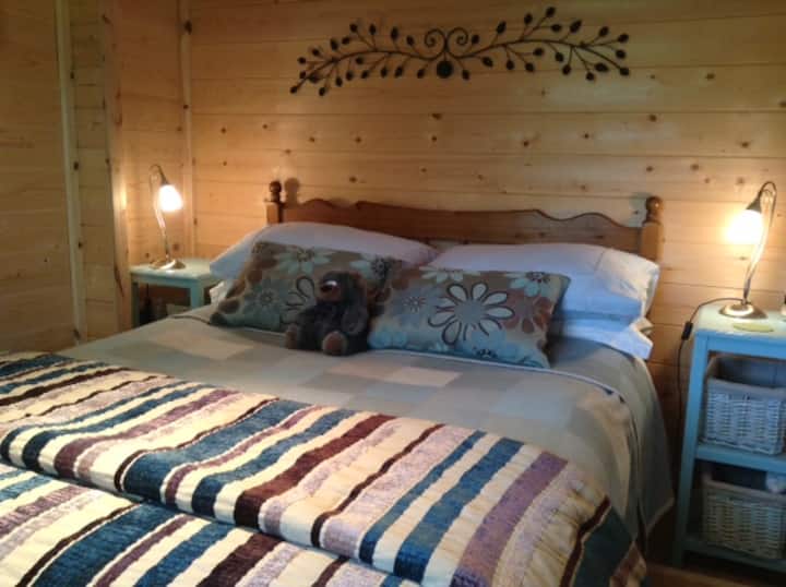 เตียงคู่ที่สะดวกสบายมากพร้อมผ้าปูที่นอนคุณภาพสูง