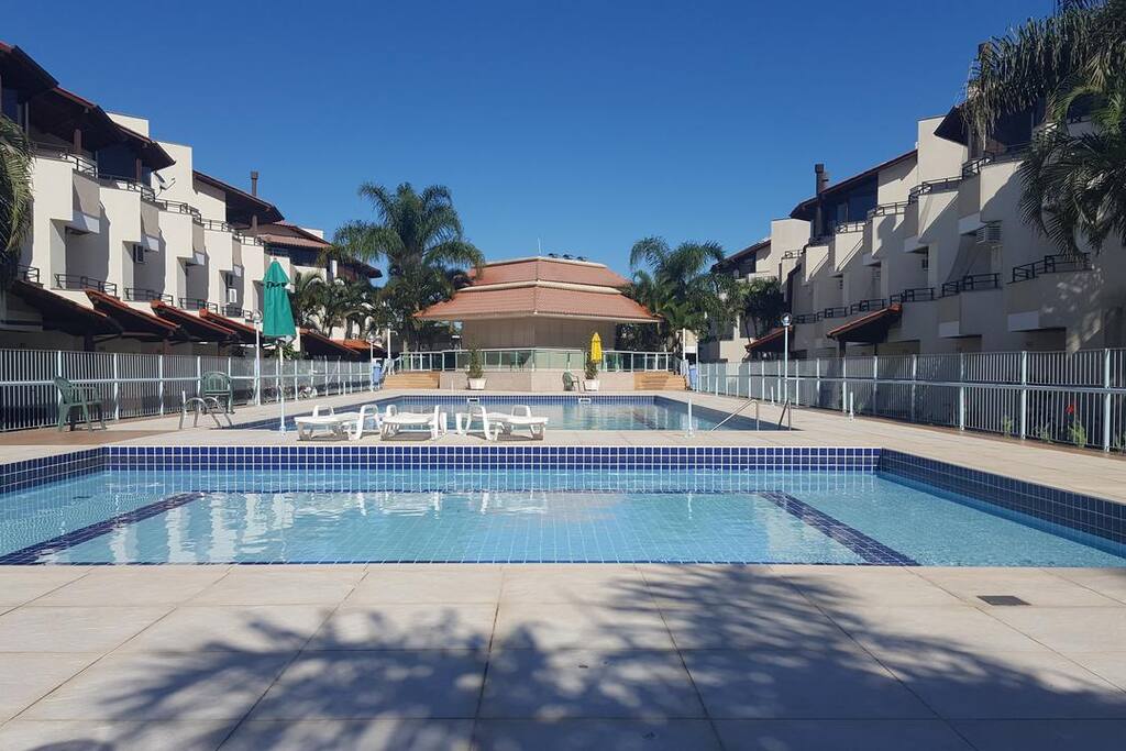 Piscina adulta e infantil.
