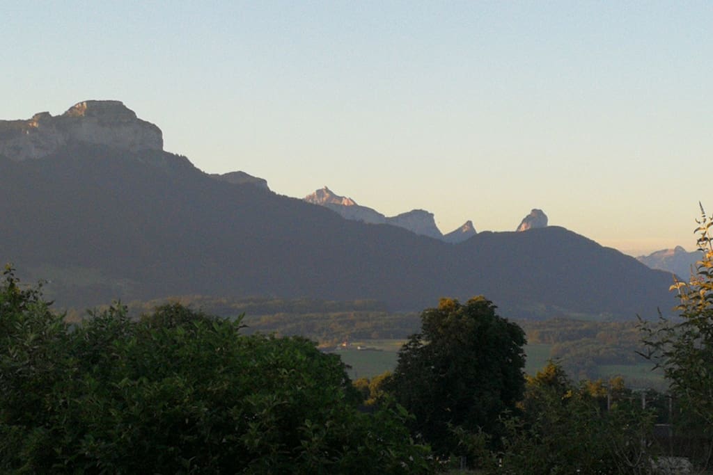 Vue des montagne de la terrasse, le Parmelan et la Tournette au loin 2800 m d'altitude