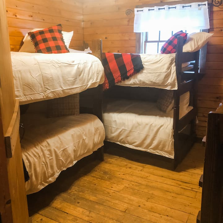 Soba na kat s 4 bračna kreveta