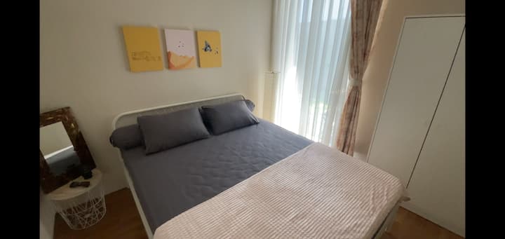 Kitanda cha ukubwa wa malkia, chenye mwonekano wa ndani wa ua