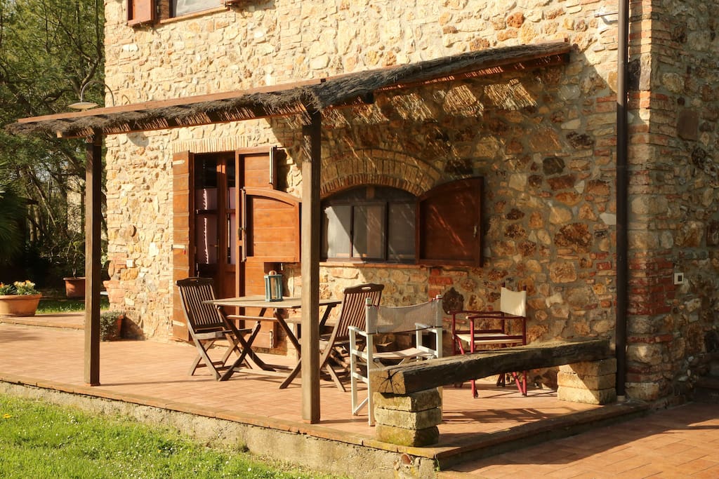 Gazebo con tavolo e sedie