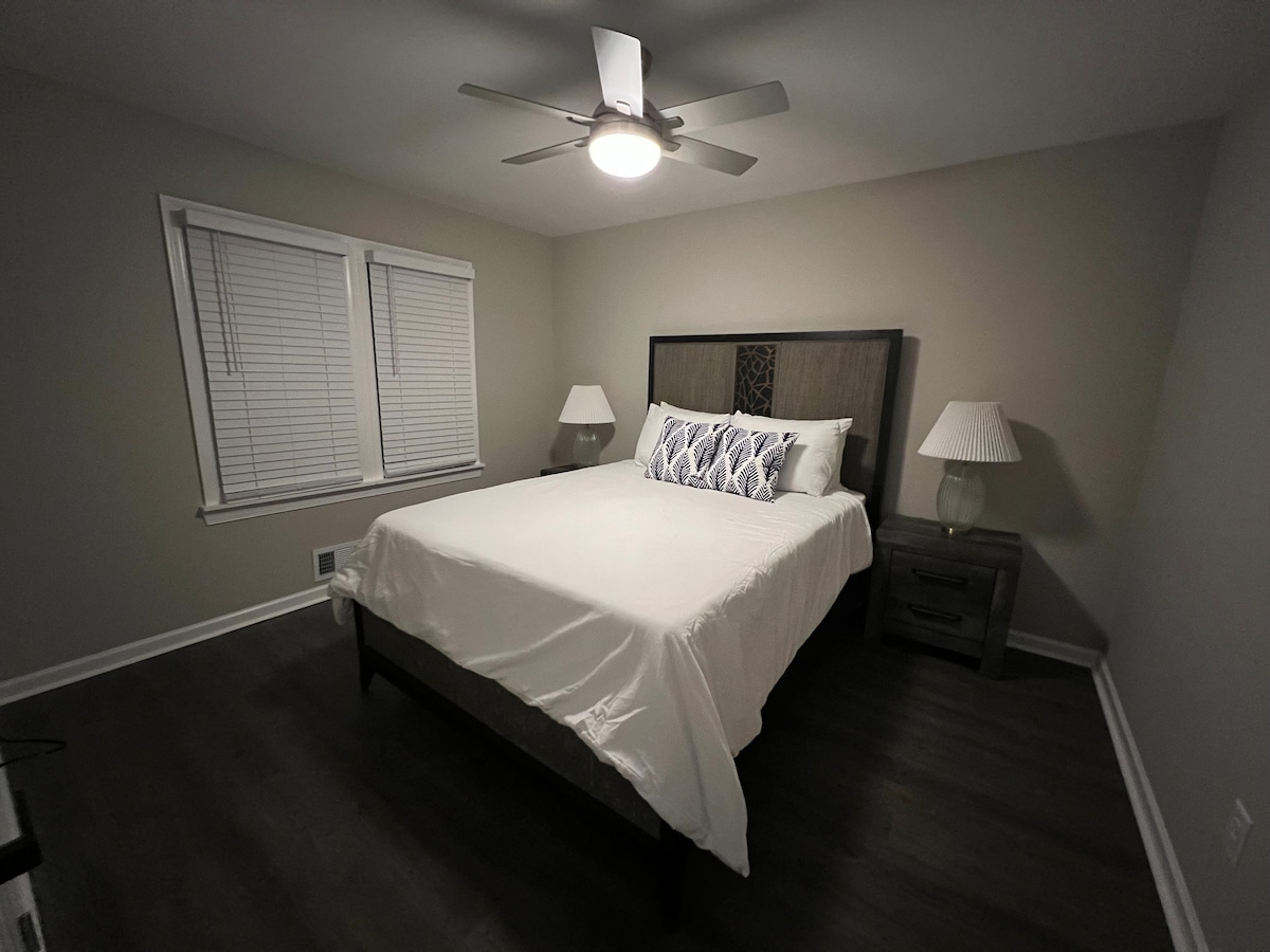 标准双人床卧室，配备50英寸电视