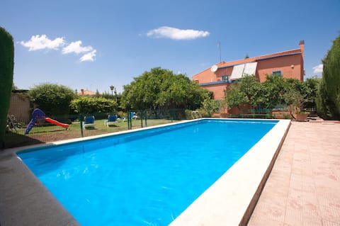 Perfectly located villa with pool and Internet