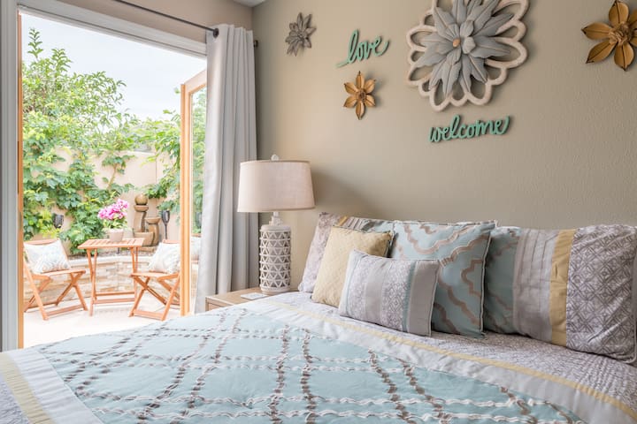 Cozy Casita in the Heart of Palm Desert