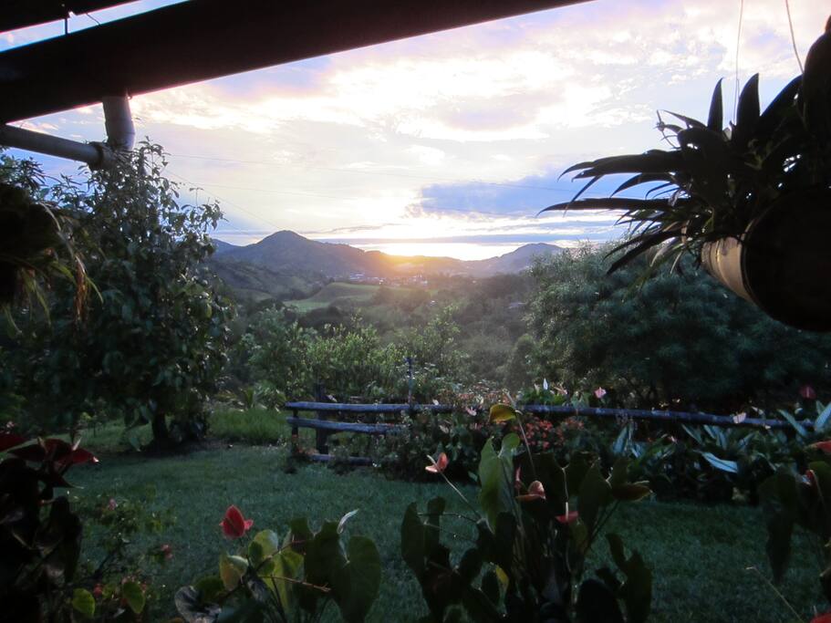 Amanecer en San Carlos, panorámica desde porche finca