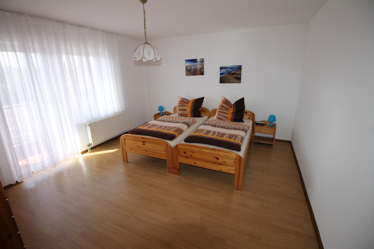 3. Makadirio ya chumba cha kulala. 20 sqm na vitanda 2 vya mtu mmoja, kabati, televisheni ya setilaiti na redio ya saa