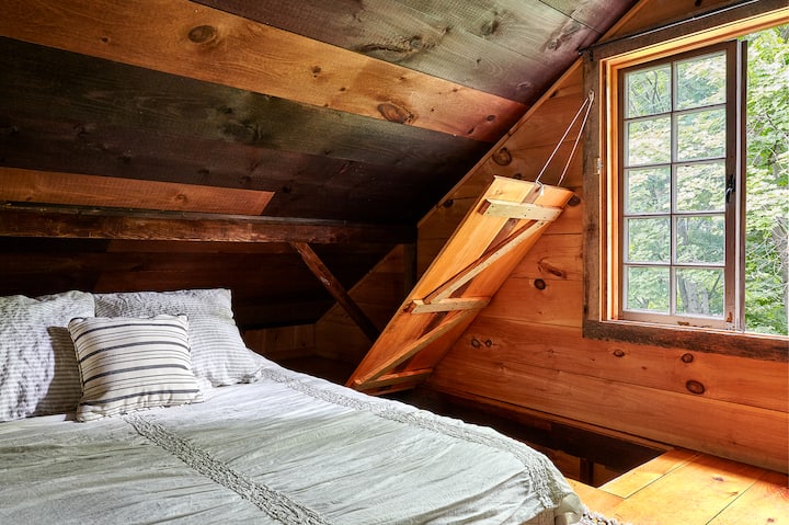 Loft room with 12 inch thick queen futon on floor. Organic sheets, wool blanket and coverlet