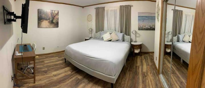 Relájate en el cómodo dormitorio principal completamente renovado (1/30/23) con baño privado adjunto.  El maestro tiene una estación de trabajo, un ventilador de techo/luz de control remoto ( regulable) 55 en la televisión,  y todavía tiene mucho espacio para moverse o instalar la cama para bebés.