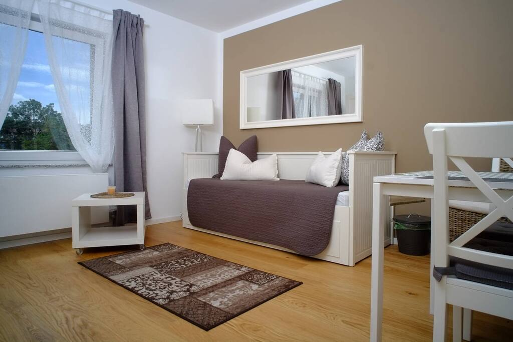 Wohnung Typ B Wohn- und Schlafbereich. Das Bett kann durch ausziehen in ein Doppelbett verwandelt werden