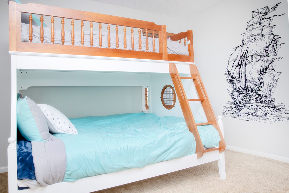 Camera da letto n.3: letto matrimoniale al 2 ° livello e letto a castello con due letti singoli.  E un materasso doppio extra scorrevole sotto il letto matrimoniale o si trova nell'armadio.