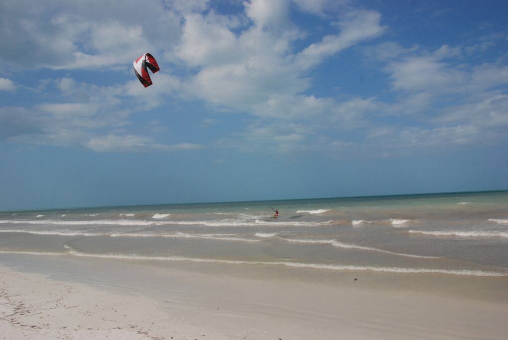 Desde tu playa puedes practicar kite surf y nadar con seguridad