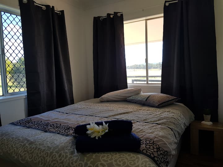 חדר שינה שני עם תנור חימום ללילות החורף הקרירים יותר. 