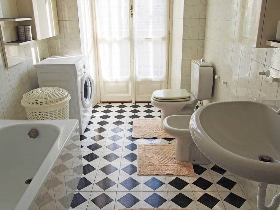 Bagno ampio e luminoso