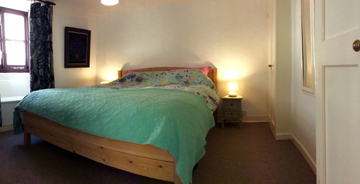 Dhomë gjumi dopio në katin e sipërm, krevat super king