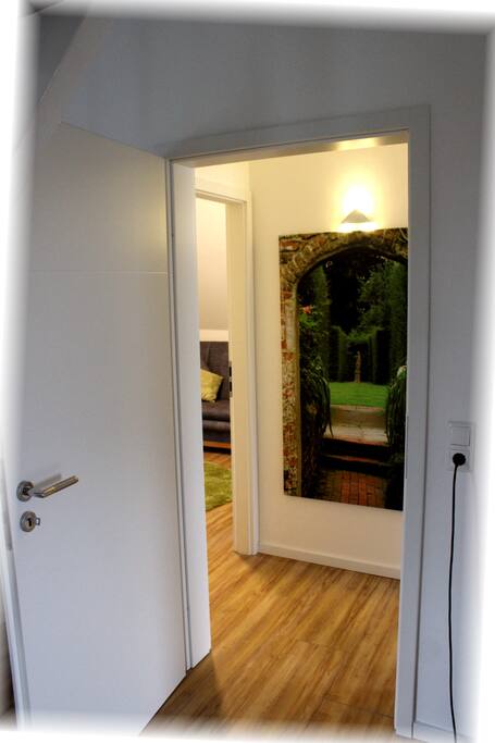 Beide Zimmer sind eine separate Einheit mit kleinem Flur