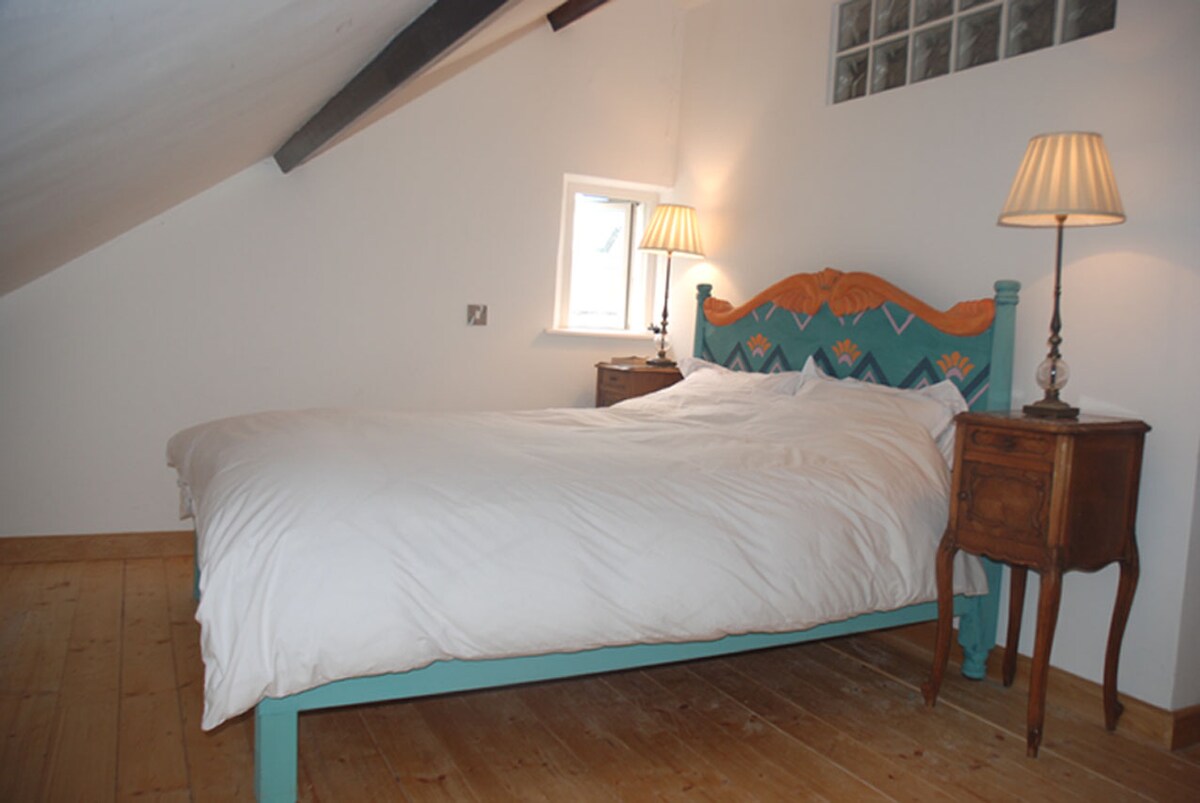 Sovrum med dubbelsäng.