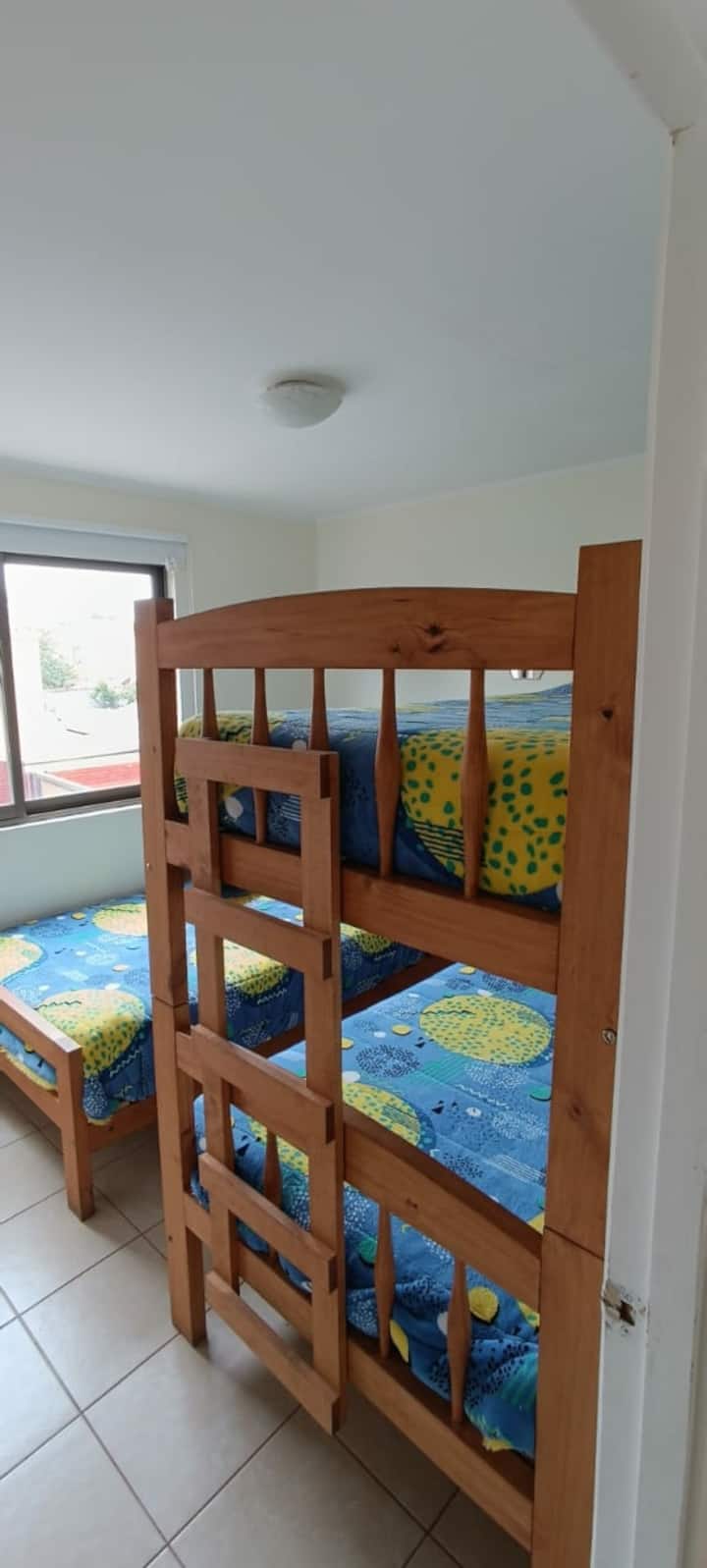 dormitorio con 1 cama individual y 1 camarote