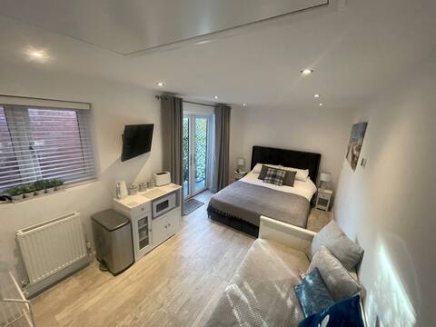 Modern stylish studio flat near Leigh on sea.