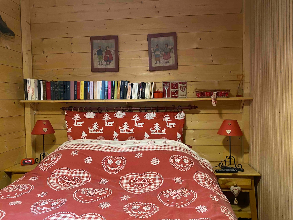 غرفة النوم 160 سم
مع تلفزيون مثبت على الحائط
مع خزانة كبيرة