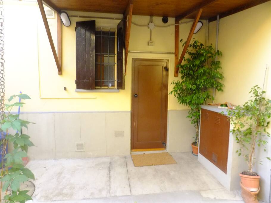 Entrata indipendente con cortile privato