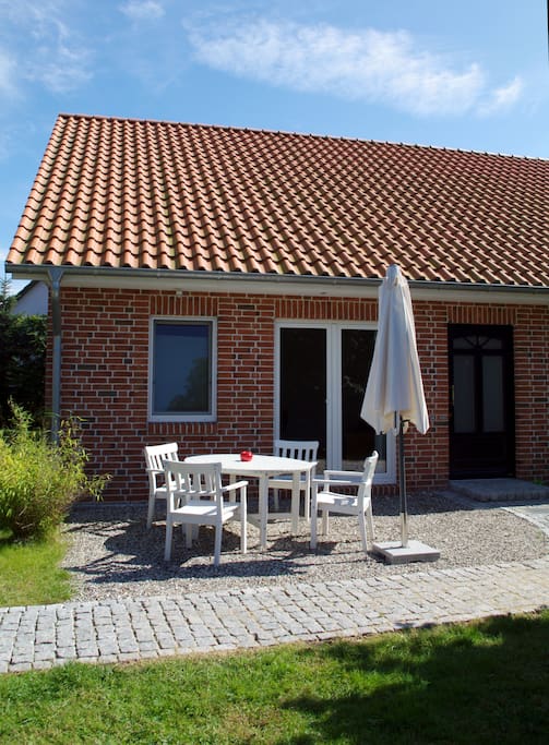 Eingang der Ferienwohnung mit Gartenmöbeln