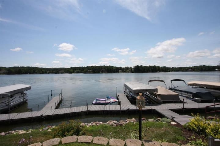 Cool Lake Front Condo, COZY, Fireplace FREE Skiing