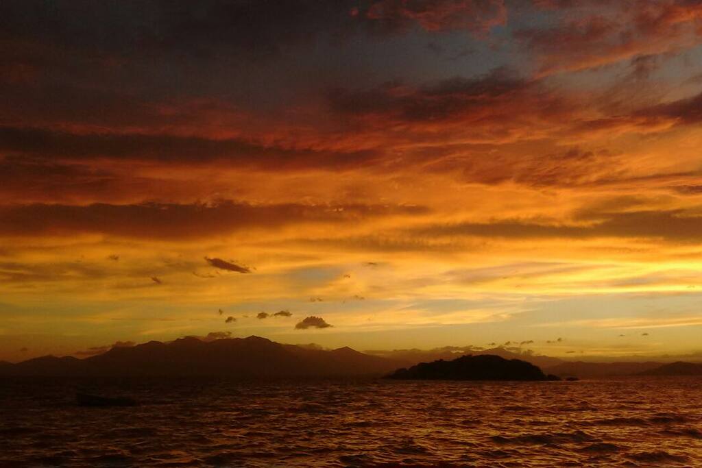O quintal da casa e a vista principal dos cômodos é a bela baía de Florianópolis.